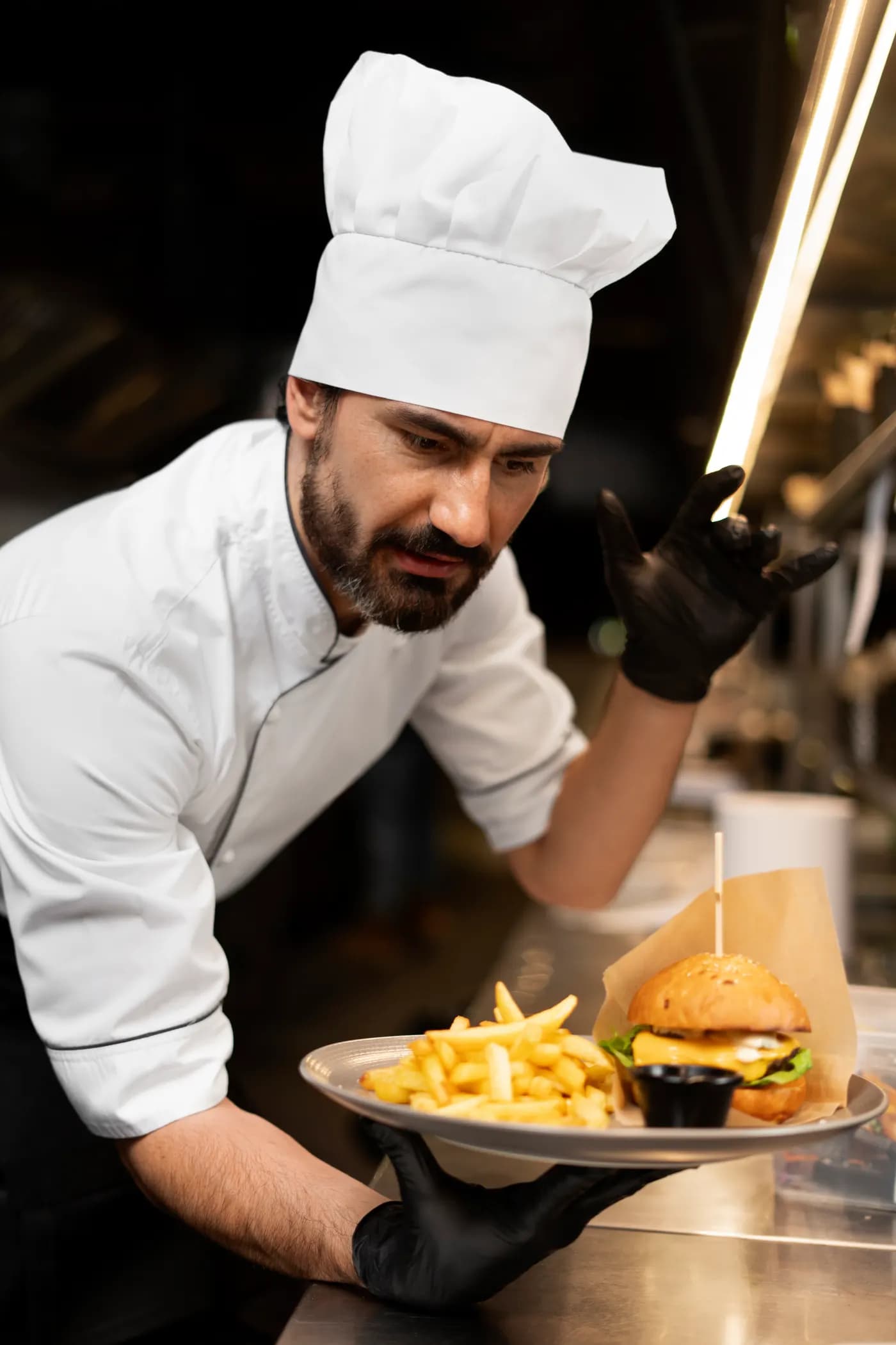 Chef cocinando en una cocina profesional
